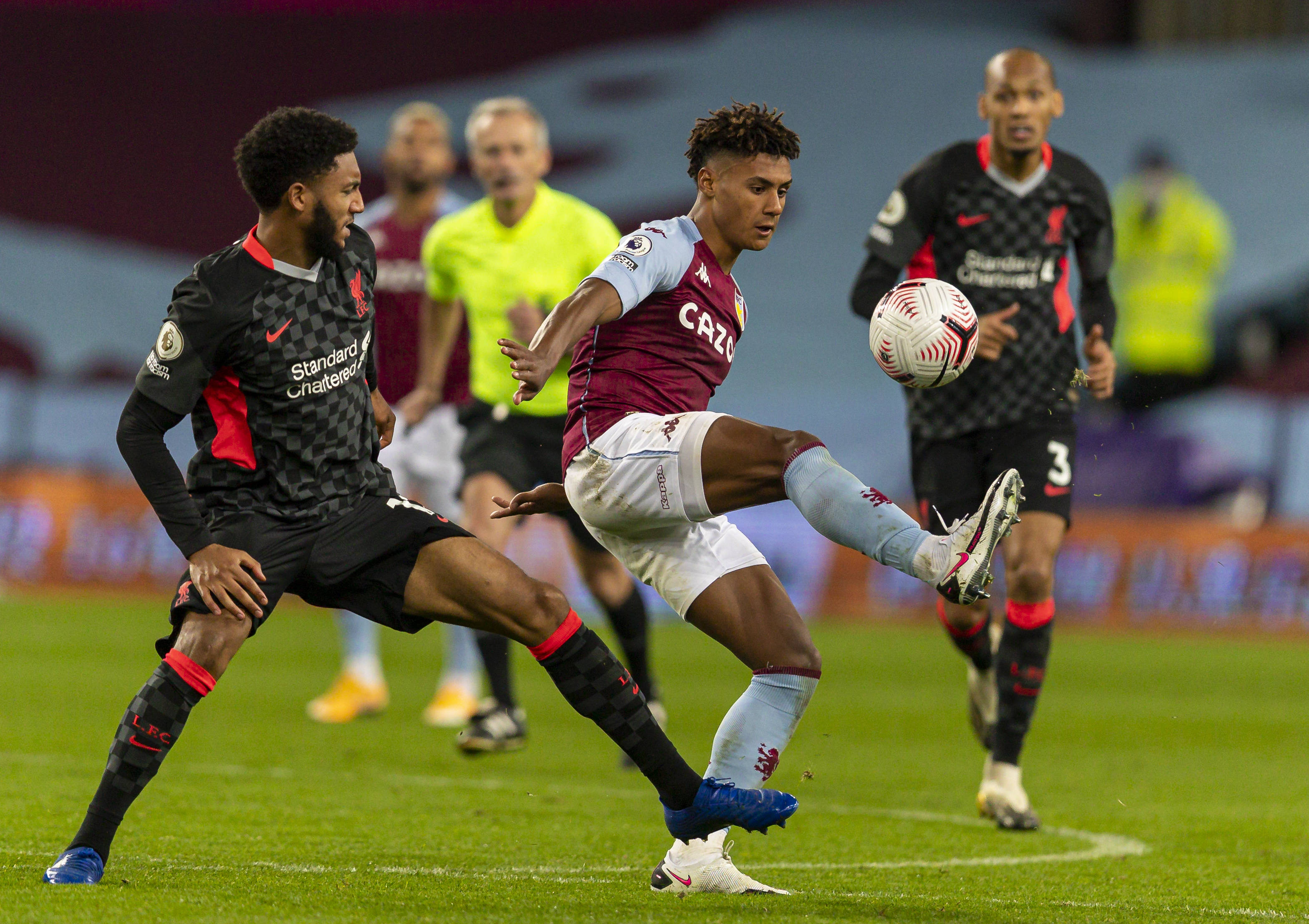 巨大失误，阿贾克斯门将在补时阶段用手接回传球导致丢球.